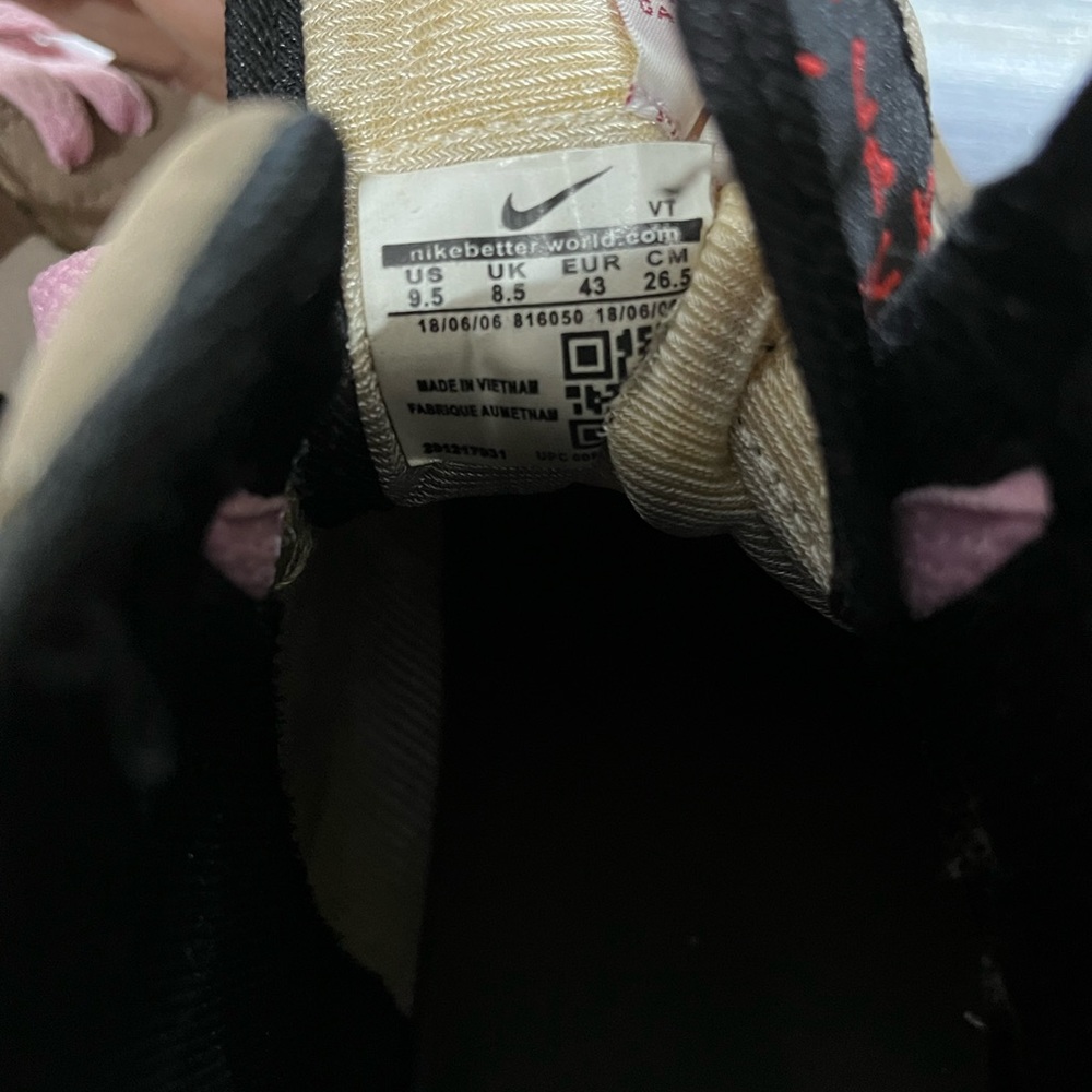 Jordan 1 UK 9.5 - Picture 4 of 7
